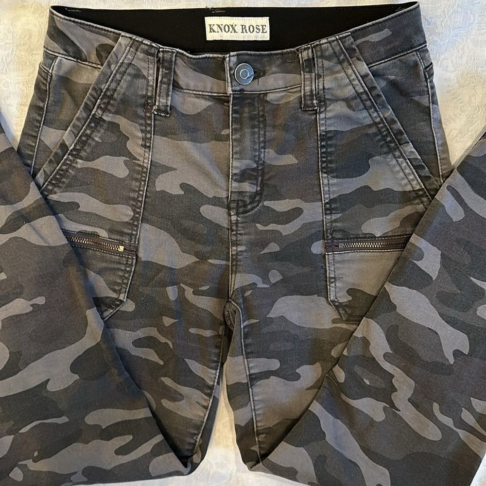 Knox Rose Gray Camo Skinny Pants